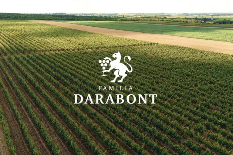 Weinberge der Familia Darabont mit Logo, Rumänien